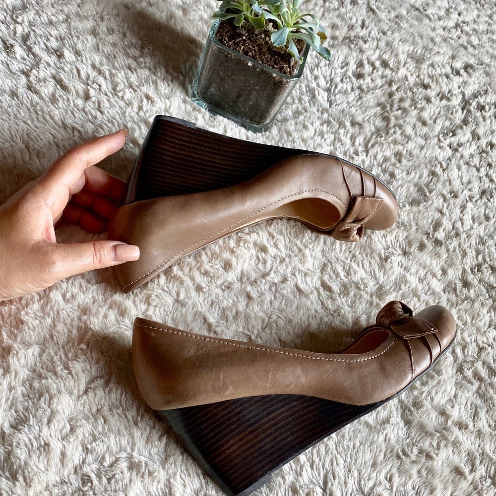 Franco Sarto~ Tan Leather Wedge Heels EUC Size 9.5